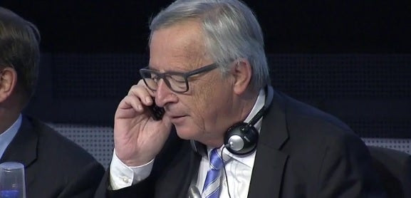 Η σύζυγος του Γιούνκερ τον «ελέγχει» ενώ δίνει συνέντευξη Τύπου – Το τηλεφώνημα που τους… έριξε κάτω όλους από τα γέλια (βίντεο)